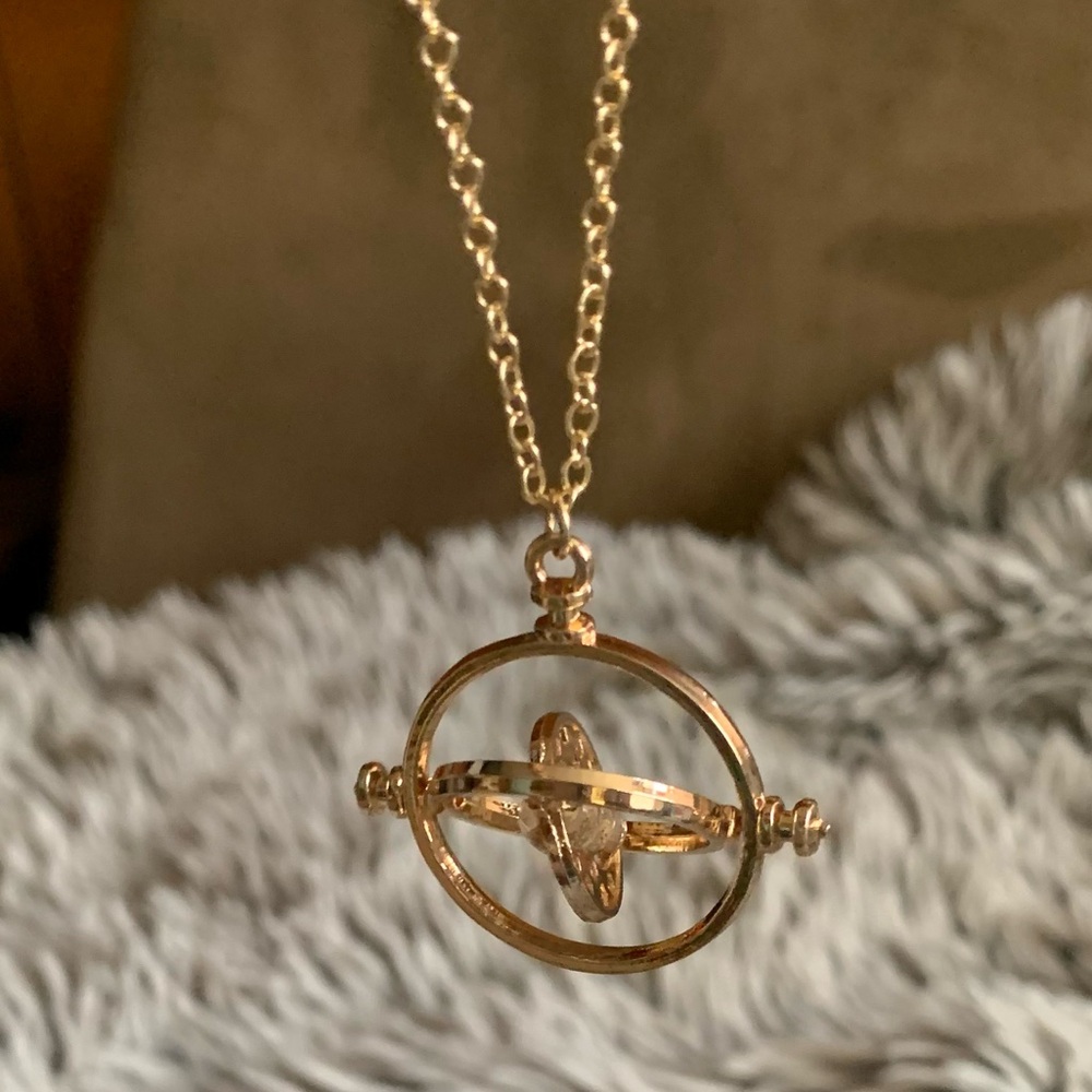 NWOT Harry Potter Time Turner Swiveling Hourglass Rotating Time Necklace